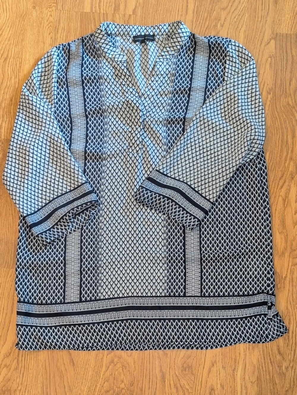 Adrienne Vittadini Navy And White Two-button V-neck Tunic